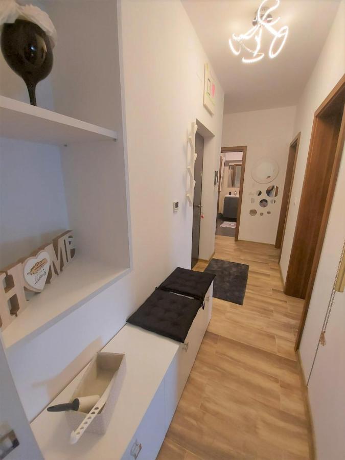 Paula Apartment Dumbravita  Ngoại thất bức ảnh